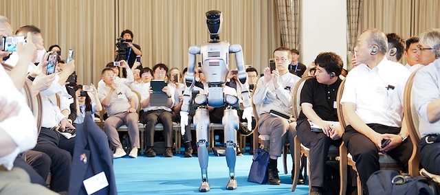 2025世界機器人大會，越疆DOBOT Atom Ⅱ，具身智能人形機器人，上下肢協同控制，多形態機器人平臺，毫米級精密操作，雙腦決策系統，全球頭部客戶驗證，具身智能商業化，開放生態平臺-越疆科技于日本名古屋首發新品，人形機器人全球量產交付
