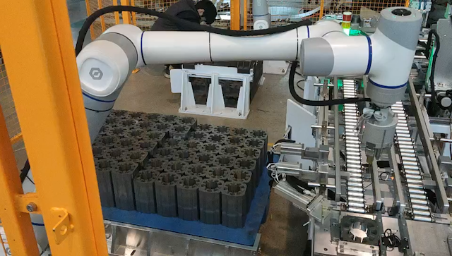 協作機械臂,越疆協作機械臂-CNC上下料效率低？越疆協作機器人的“快準穩”操作來破局